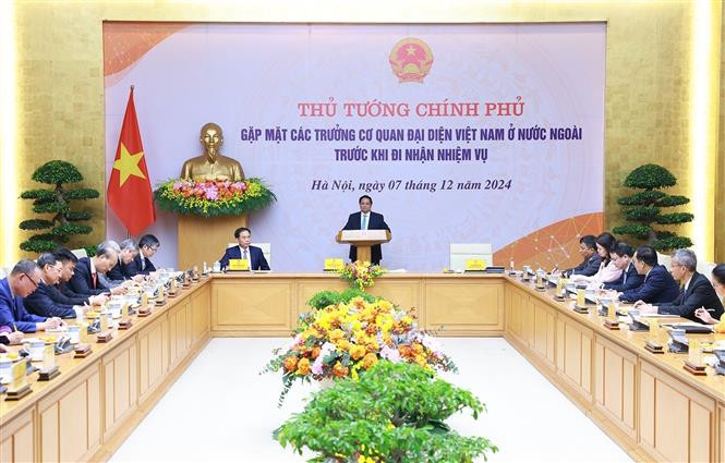 Prime Minister Pham Minh Chinh on December 7 meets with ambassadors and heads of Vietnam's representative offices abroad before they take on their new assignments. (Photo: VNA)