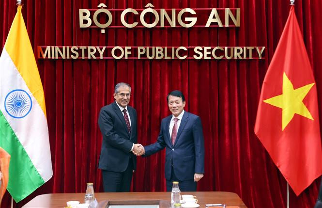 Minister of Public Security General Luong Tam Quang (right) meets with visiting Indian Deputy National Security Advisor Pavan Kapoor in Hanoi. (Photo: VNA)