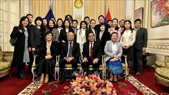 Vietnamese Ambassador to France Dinh Toan Thang (front, second from left), his Lao counterpart Kham-Inh Khitchadeth (front, second from right), and other diplomats at the meeting. (Photo: VNA)