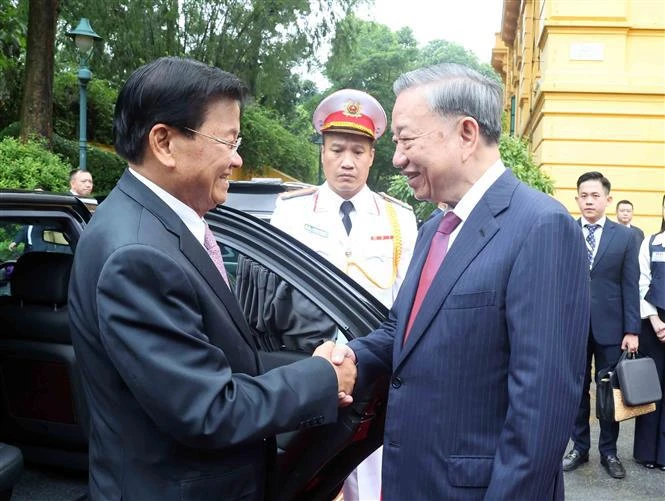 Party General Secretary and State President To Lam holds a welcomes ceremony for General Secretary of the Lao People's Revolutionary Party (LPRP) Central Committee and President of Laos Thongloun Sisoulith in Hanoi on September 10 morning (Photo: VNA)