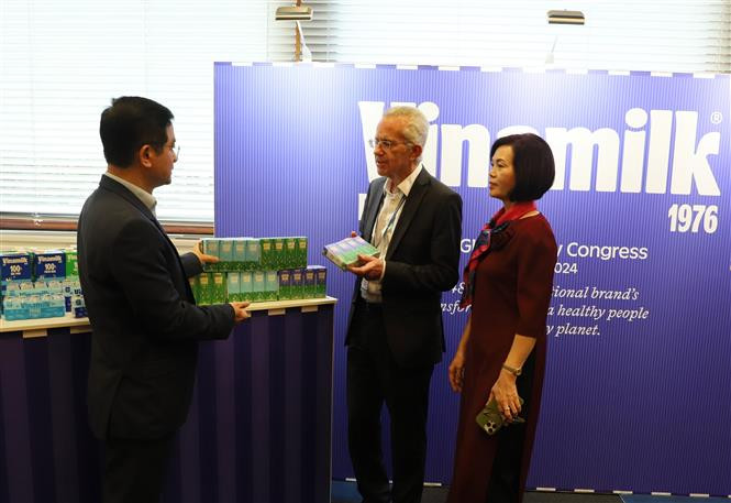 Richard Hall (middle), Chairman of the Global Dairy Congress, highly values Vinamilk's green production model and message at the congress. (Photo: VNA)