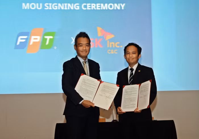 Kim Min-hyuk (left), head of SK C&C's global business, and Tran Deuk Chi-kwang, vice president of FPTIS, sign a business agreement at the "2024 Vietnam-Korea Digital Forum" held at Nuri Dream Square in Mapo-gu, Seoul. (Photo: fpt-is.com)