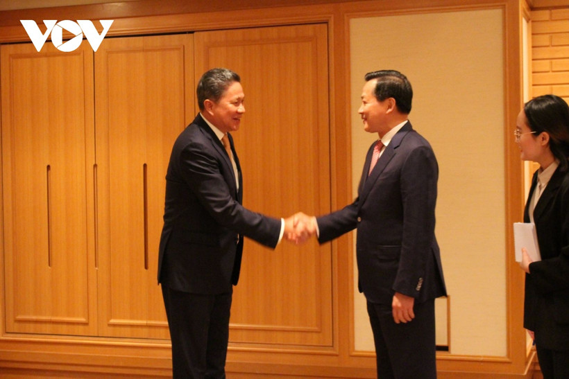 Deputy PM Le Minh Khai (R) and his Cambodian counterpart Sun Chanthol (Photo: VNA)