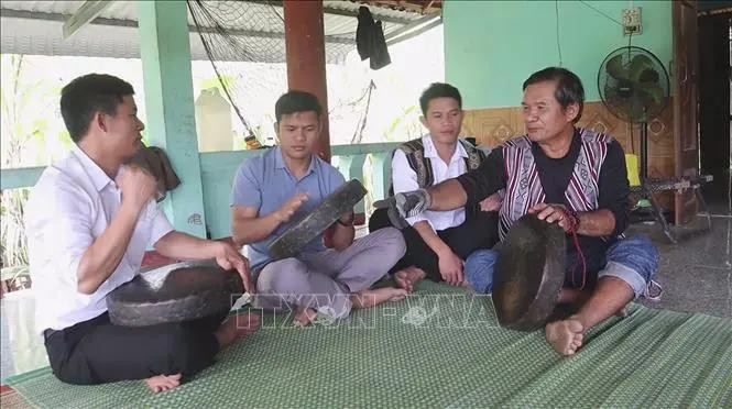 Ha Viet Sy (R) from Thanh An commune, Minh Long district teaches others to play gongs (Photo: VNA)