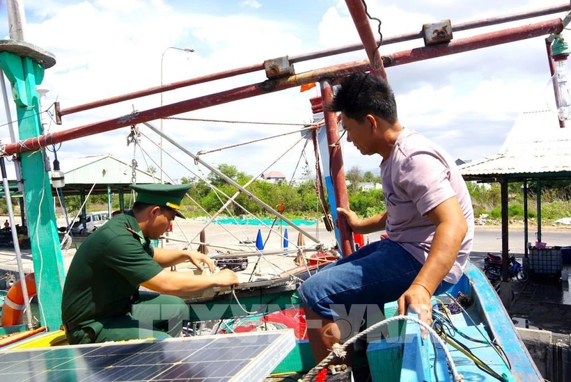 A border guard inspects a fishing boat's loss of connection (Photo: VNA)