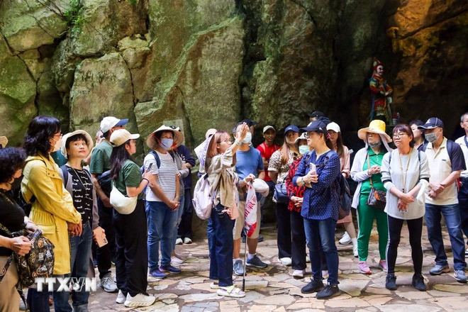 Foreign tourists visit Ngu Hanh Son in Da Nang (Photo: VNA)