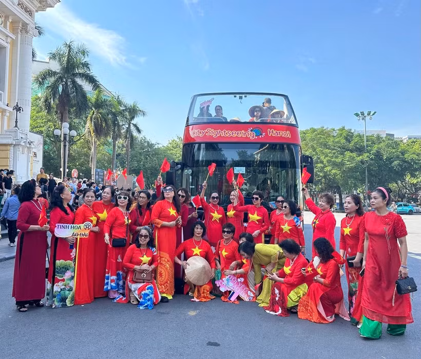 Women wearing 'Ao dai' participate in the programme (Photo: hanoimoi.vn)
