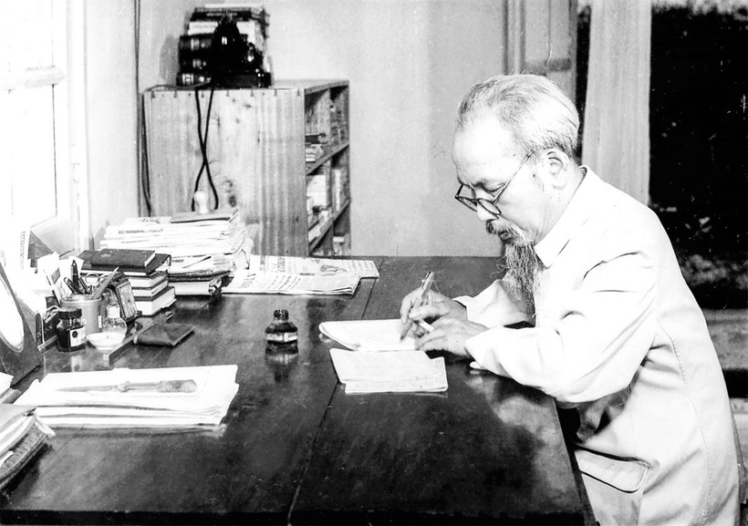 President Ho Chi Miinh works at his house in 1957. (Photo: provided by Ho Chi Minh Museum)
