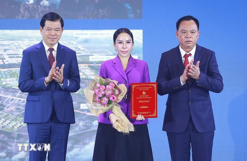 At the ceremony to hand over investment certificates to 17 projects. (Photo: VNA)