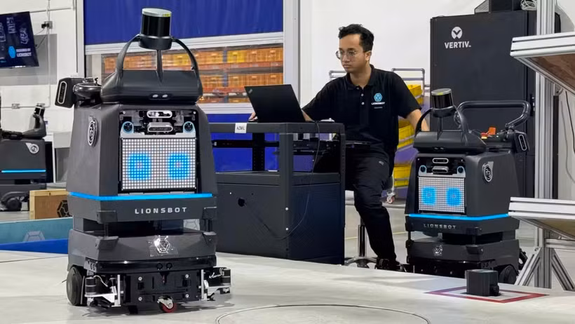 Lionsbot, a developer of cleaning robots based in Singapore, has expanded its production capacity to 4,000 units a year. (Photo: Nikkei)