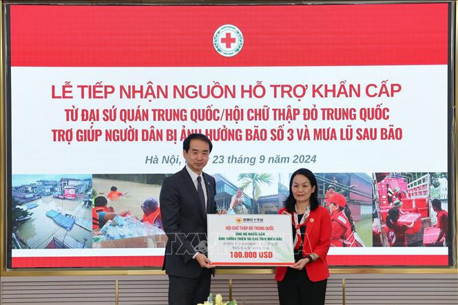 Chinese Ambassador to Vietnam He Wei (L) hands over the donation to VNRC President Bui Thi Hoa at a ceremony in Hanoi on September 23. (Photo: VNA)