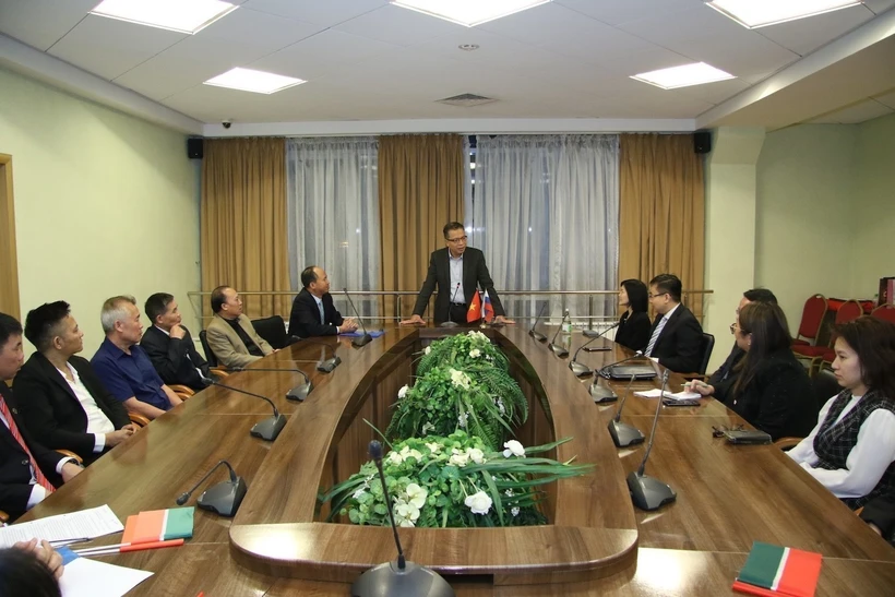 Vietnamese Ambassador to Russia Dang Minh Khoi speaks at a working session with representatives of the Vietnamese community in Kazan city, the Republic of Tatarstan, on September 25. (Photo: VNA)