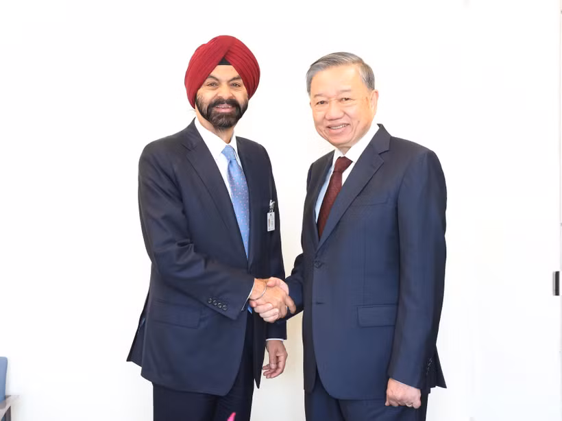 Party General Secretary and State President To Lam (R) and WB President Ajay Banga (Photo: VNA)