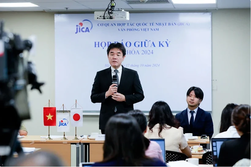 Chief Representative of the Japan International Cooperation Agency (JICA) Vietnam Office Sugano Yuichi speaks at the press conference. 