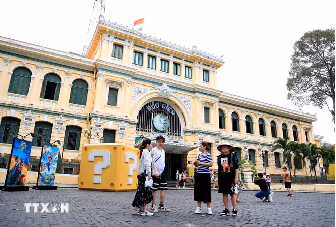 Tourists visit the Ho Chi Minh City Central Post Office. (Photo: VNA)