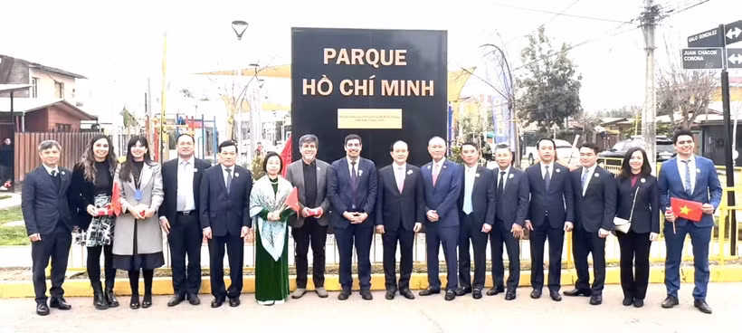 The Hanoi delegation visit Ho Chi Minh Monument in Santiago during their working trip to Chile. (Photo: VNA)