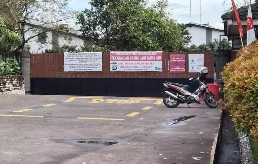 The main gate of garment factory Tuntex Garment Indonesia in Tangerang Regency, Banten province, is closed on April 3, 2023. (Photo: jakartaglobe.id)