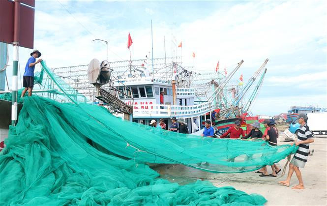 Fishermen prepare for a fishing trip. (Photo: VNA)