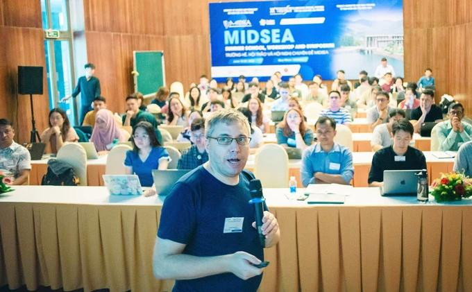 Scientists and researchers at the conference on infectious diseases in Binh Dinh province. (Photo: ICISE)