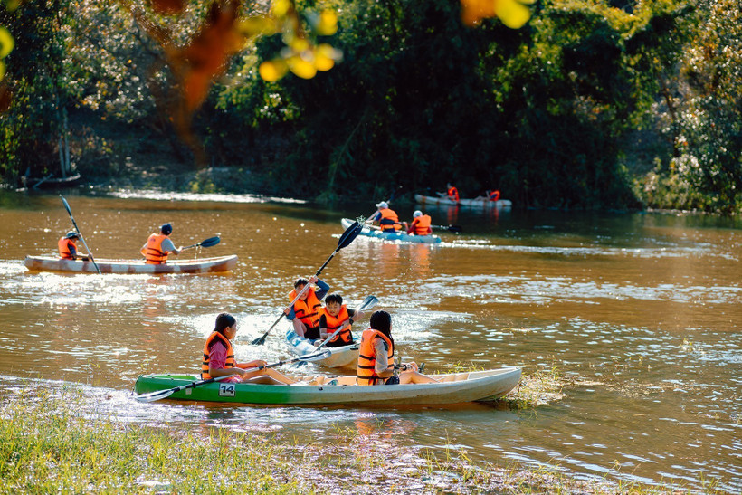 Children go kayaking on Ta Lai lake in Dong Nai province. (Photo: VNA)