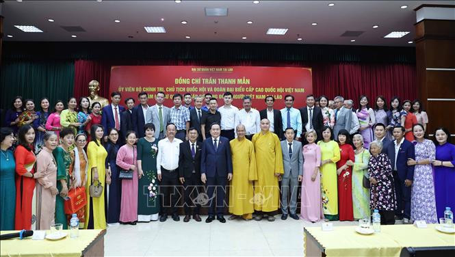 National Assembly Chairman Tran Thanh Man (twelfth from left, front row) meets with the Vietnamese Embassy's staff and representatives of the Vietnamese community in Laos on October 18. (Photo: VNA)