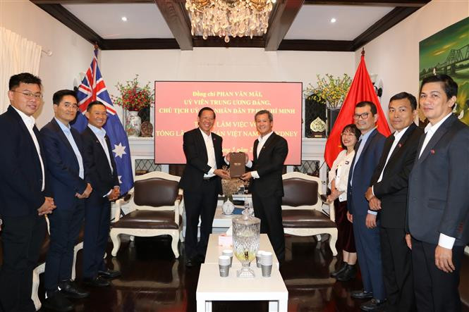 Chairman of the HCM City People’s Committee Phan Van Mai ( fourth, from left) visits the Vietnamese Consulate General in Sydney. (Photo: VNA)