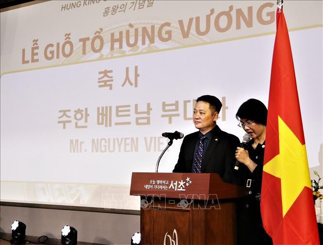 Minister Counselor at the Vietnamese Embassy in the RoK Nguyen Viet Anh speaks at the event. (Photo: VNA)