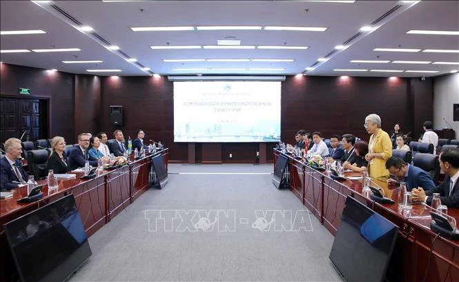 Vice Chairman of the Da Nang city People’s Committee Tran Chi Cuong on May 15 receives Swedish Minister of Infrastructure and Housing Andreas Carlson. (Photo: VNA)