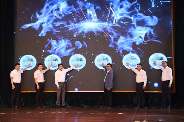 Delegates at the launch ceremony on May 10. (Photo: kinhtedothi.vn) 