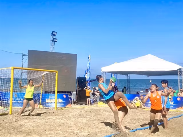 Players compete in the 2023 National Beach Handball Championship in October. The best one were selected to form the national team which will compete in the world championship next month in China. (Photo of VHF) 