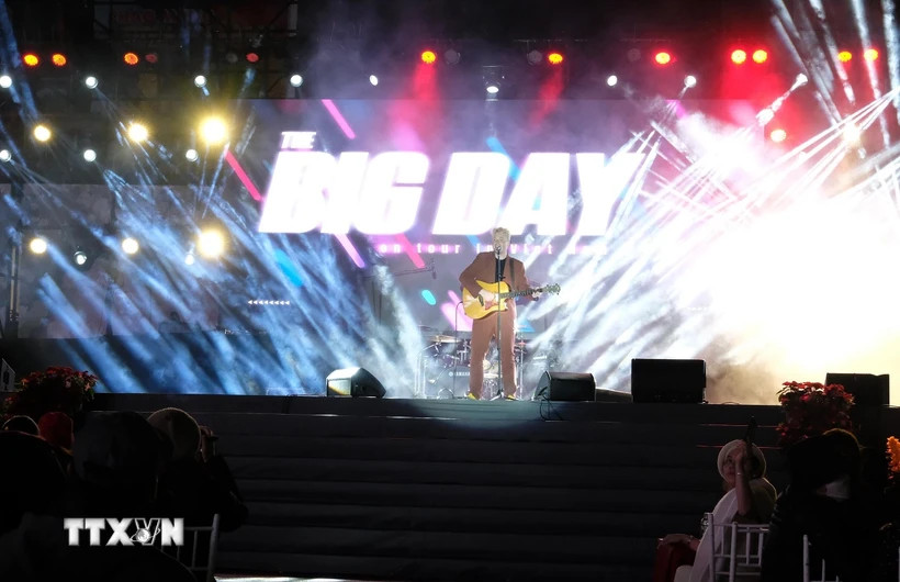 The Big Day band brings to the audience of Da Lat city a series of songs that made their name in the night of December 17. (Photo: VNA)