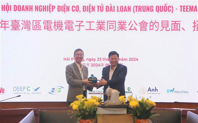 Le Trung Kien (right), Head of HEZA, presents a gift to the Taiwanese delegation. (Photo: VNA)