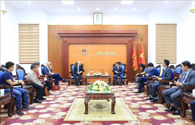 Chairman of the People's Committee of the northern province of Lai Chau Le Van Luong on May 8 hosts a reception for Canadian Ambassador to Vietnam Shawn Perry Steil (Photo: VNA)