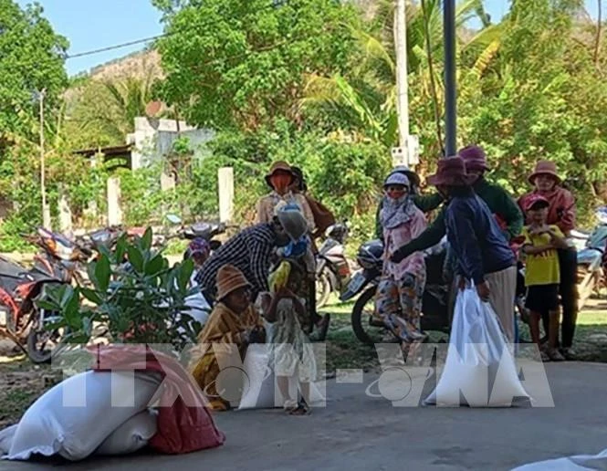 Needy people in Ninh Thuan province receive rice support (Photo: VNA)