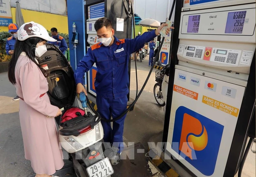 A woman buys petrol at a petrol station in Hanoi. (Photo: VNA)