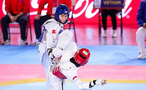 Truong Thi Kim Tuyen of Vietnam (in blue) secures a bronze at the 2024 Asian Taekwondo Championship on May 17 in Da Nang. (Photo: VNA)