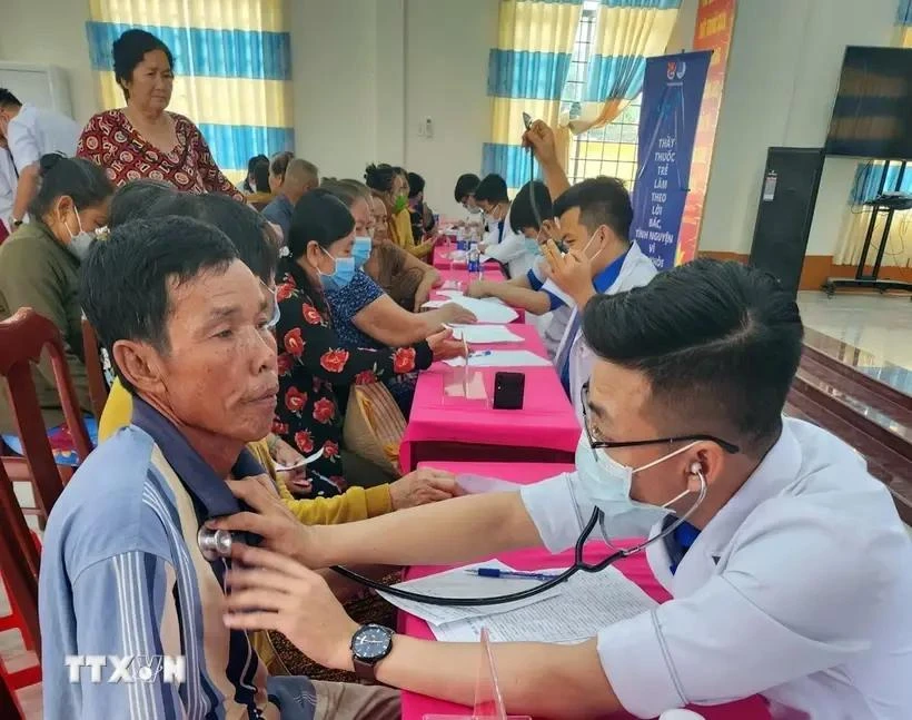 Young doctors provide medical examinations for people in An Bien district, Kien Giang province. (Photo: VNA)
