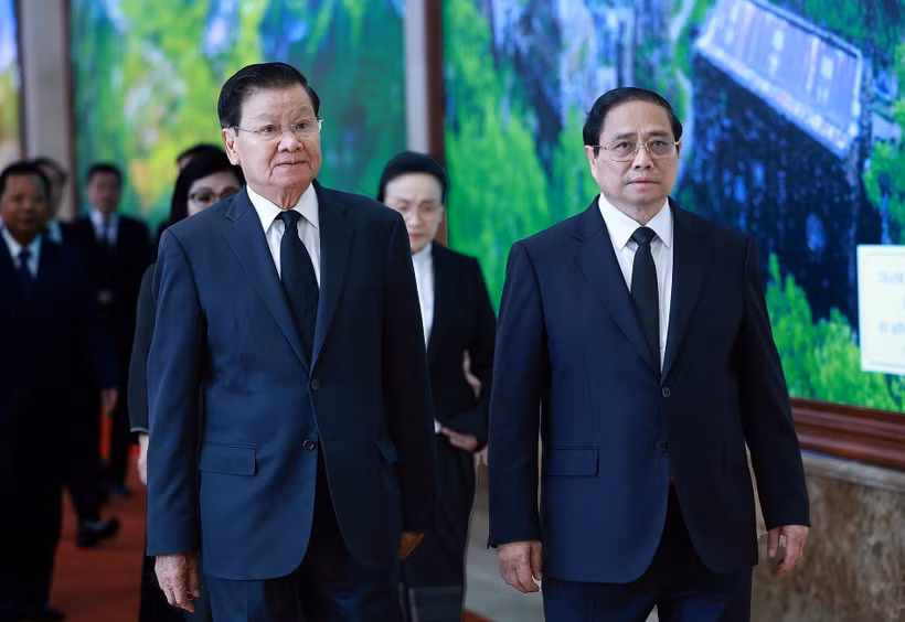 Prime Minister Pham Minh Chinh (right) and General Secretary of the Lao People's Revolutionary Party (LPRP) and President of Laos Thongloun Sisoulith (Photo: VNA)