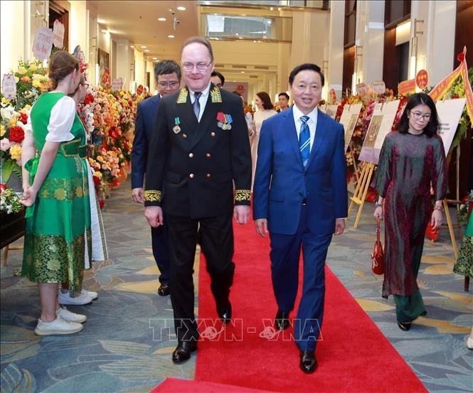 Deputy Prime Minister Tran Hong Ha (right) and Russian Ambassador to Vietnam Gennady Stepanovich Bezdetko (Photo: VNA) 