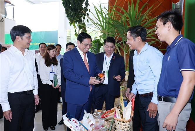 PM Pham Minh Chinh visits a booth of Tay Ninh agricultural products (Photo: VNA)