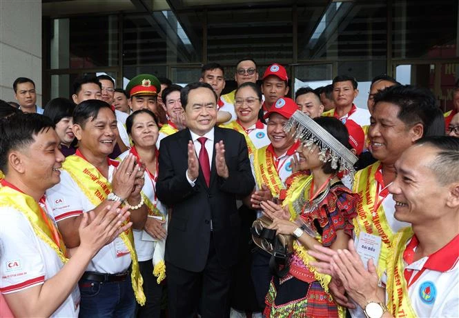 NA Chairman Tran Thanh Man and blood donors (Photo: VNA)