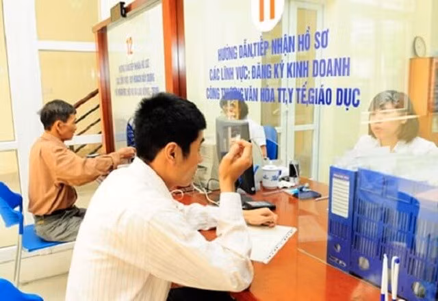 A person registers procedures to set up a business. The use of ID number to carry out business registration procedures can save time to perform administrative procedures. (Photo: tinnhanhchungkhoan.vn)