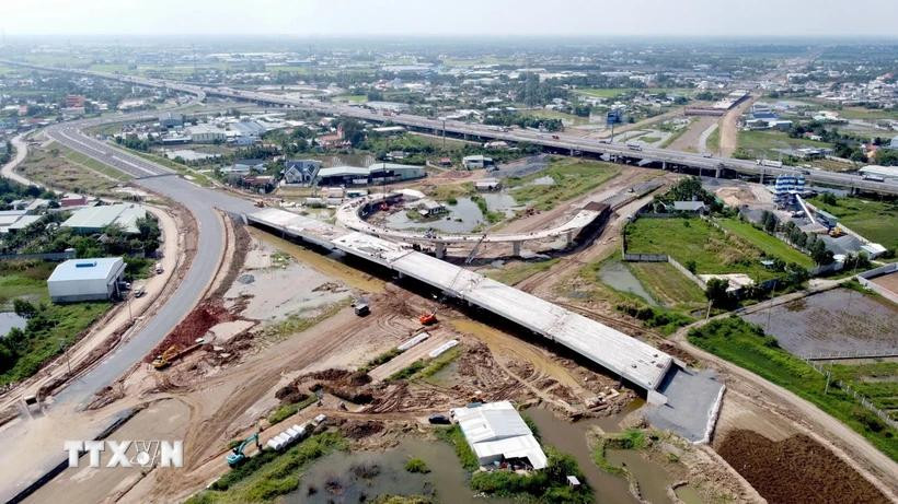 Construction for the 76-km Ring Road No. 3 project, running through Ho Chi Minh City and the provinces of Dong Nai, Binh Duong and Long An, is underway. (Photo: VNA)