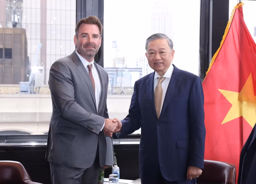 General Secretary of the Communist Party of Vietnam (CPV) Central Committee and State President To Lam (right) and Nick Ammann, Vice President of Global Government Affairs at Apple. (Photo: VNA)