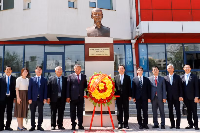 The Vietnamese delegation pays homage to President Ho Chi Minh (Photo: sggp.org.vn)