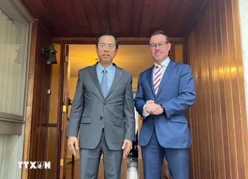 Vietnamese Ambassador to Australia Pham Hung Tam (left) and Trade and Investment Queensland Chief Executive Officer Justin McGowan. (Photo: VNA)