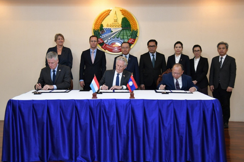 Representatives from Laos and Luxembourg sign a Memorandum of Understanding (MoU) on technical cooperation in the fields of international law, law enforcement and international human rights law. (Photo: tapchilaoviet.org)