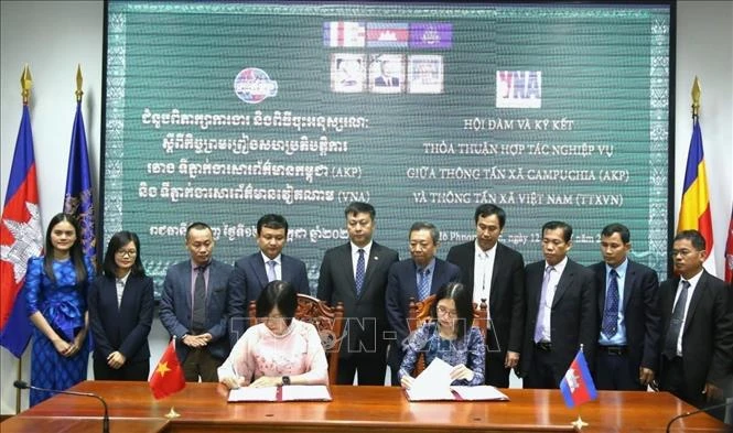 VNA General Director Vu Viet Trang and AKP Director General Sokmom Nimul sign a renewed cooperation agreement between the two national news agencies. (Photo: VNA)