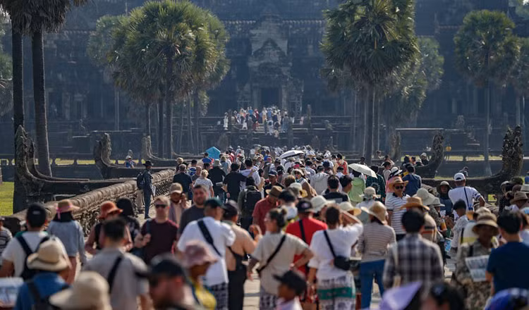 Tourists visit the Angkor Wat in Siem Reap province, Cambodia. (Photo: Xinhua)