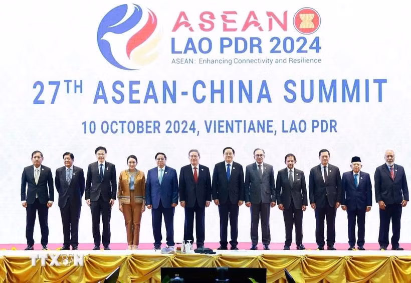 Prime Minister Pham Minh Chinh (fifth, left), heads of ASEAN delegations and Chinese Premier Li Qiang take a group photo (Photo: VNA)
